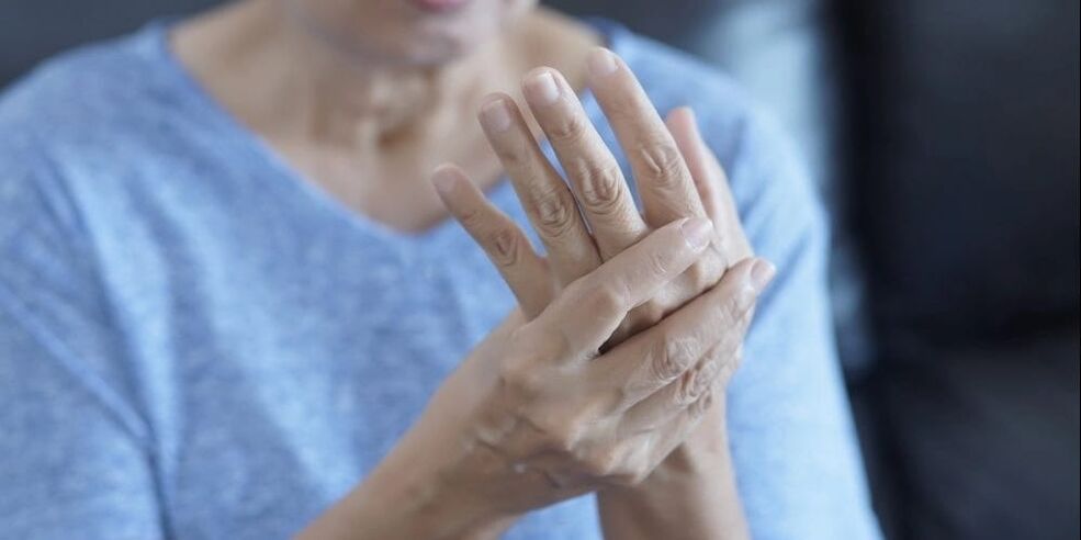 Osteoartrit, kas spazmları, parmak eklemlerinde hafif şişlik ve ağrı şeklinde kendini gösterir.